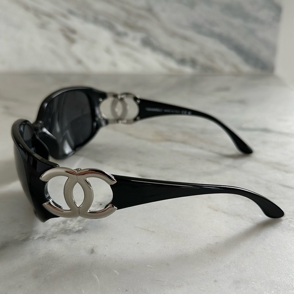 Authentic preowned black Chanel sunglasses with silver CC logo - Picture 3 of 8